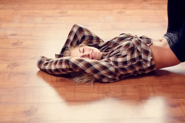 Vacker flicka liggande på golvet nära fönstret — Stockfoto