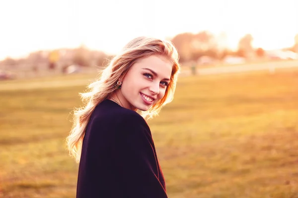 Schattige lachende meisje op zoek naar jou op een zonnige dag — Stockfoto