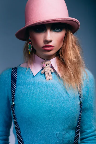 Modeporträt von sinnlichen stilvollen Glamour-Mädchen auf grauem Hintergrund — Stockfoto