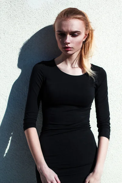 Moda genç kız model sokak portre — Stok fotoğraf