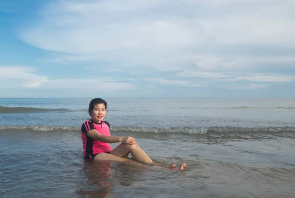 Жінка Портрет Сидить Пляжі — стокове фото