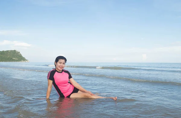 Жінка Портрет Сидить Пляжі — стокове фото