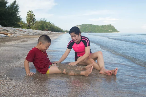 Mother Child Sitting Beach — 图库照片