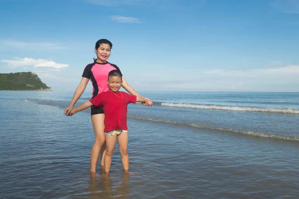 站在海滩上的母亲和孩子 — 图库照片