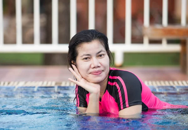 Mujer Jugando Piscina — Foto de Stock