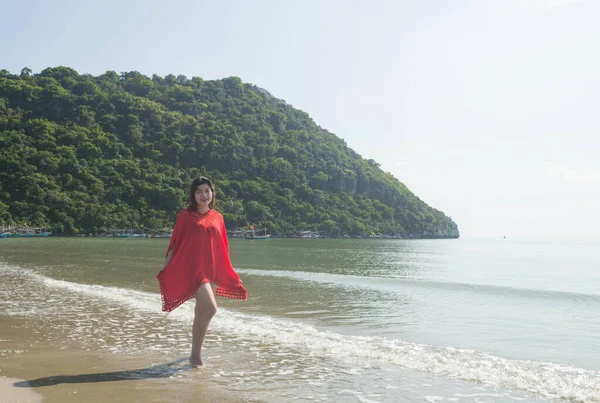 Sahilde bir kadınla portresi.