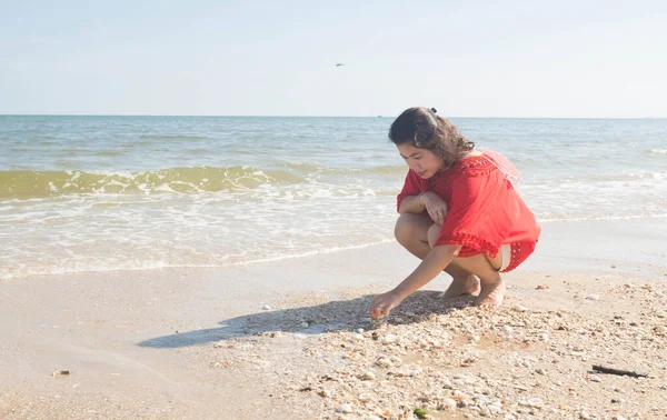 Жінка Сидить Піску Пляжі — стокове фото