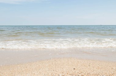 Gündüz deniz manzarası.