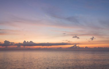 Sabahları deniz manzarası.