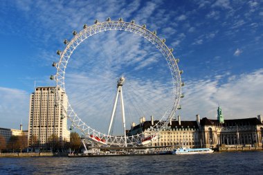 Londra sabahı. Londra gözü, belediye binası, Westminster köprüsü, Büyük Ben ve Parlamento binaları..