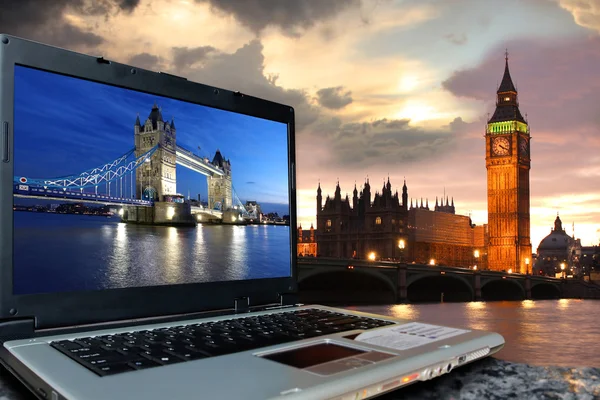 Big ben med tower bridge på skärmen i anteckningsboken, london, Storbritannien — Stockfoto