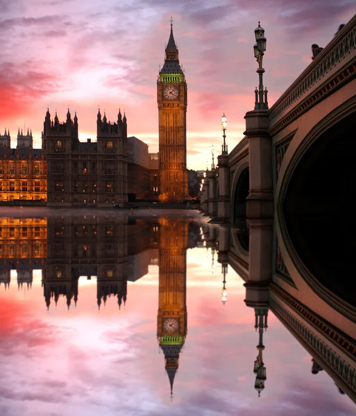 Famoso Big Ben la sera con ponte, Londra, Inghilterra — Foto Stock