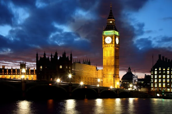 Famoso Big Ben en la noche con puente, Londres, Inglaterra —  Fotos de Stock