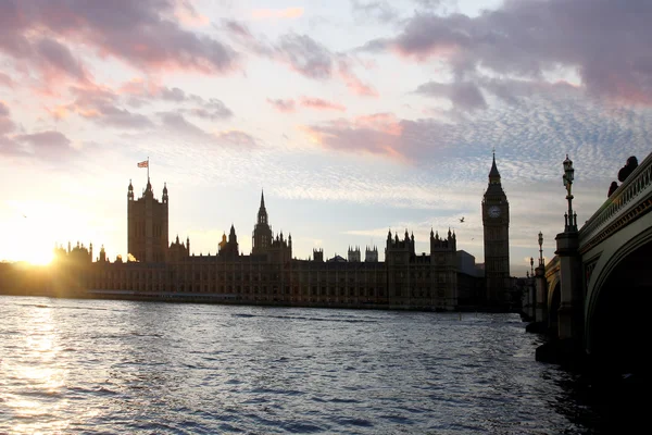 Famoso Big Ben à noite com ponte, Londres, Inglaterra — Fotografia de Stock