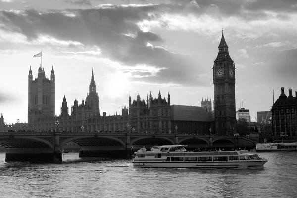 Berömda big ben på kvällen med bridge, london, england — Stockfoto