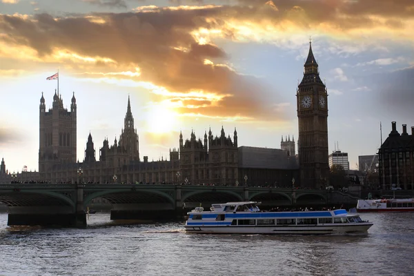 Słynnego big ben w godzinach wieczornych z mostu, Londyn, Anglia — Zdjęcie stockowe