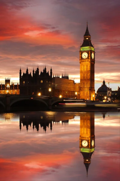 Slavný big ben v večer s bridge, Londýn, Anglie — Stock fotografie