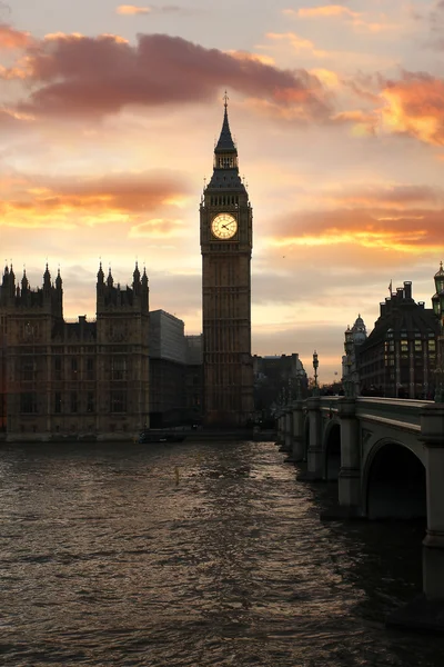 Famoso Big Ben la sera con ponte, Londra, Inghilterra — Foto Stock