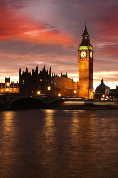 Вечер Биг-Бена с мостом, Лондон, Англия — стоковое фото