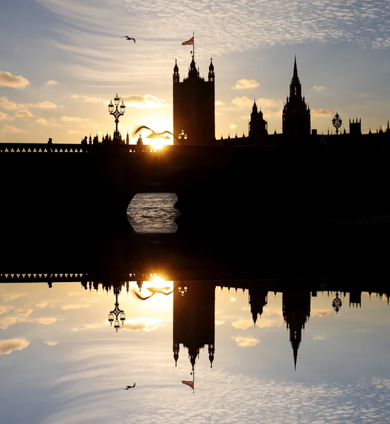 在晚上与桥，伦敦，英国著名的大笨钟 — 图库照片