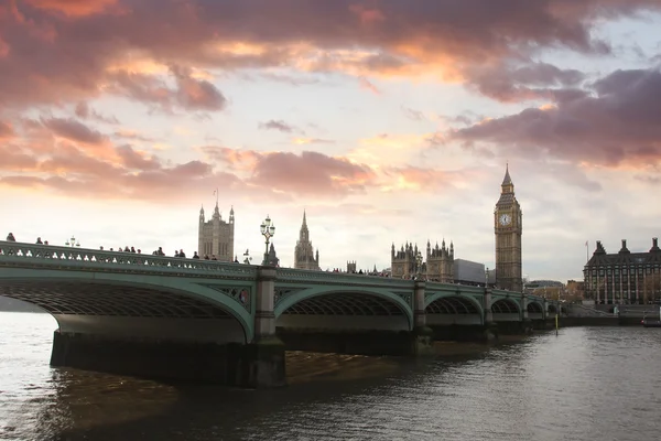 Famoso Big Ben en la noche con puente, Londres, Inglaterra — Foto de Stock