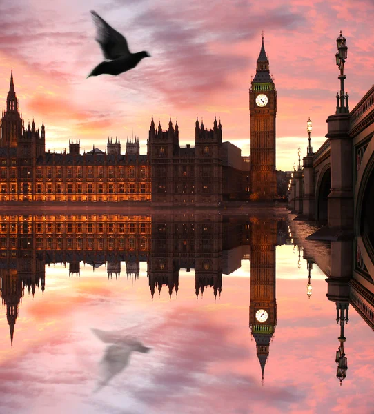 在晚上与桥，伦敦，英国著名的大笨钟 — 图库照片