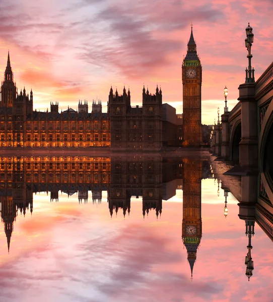 Famoso Big Ben en la noche con puente, Londres, Inglaterra — Foto de Stock