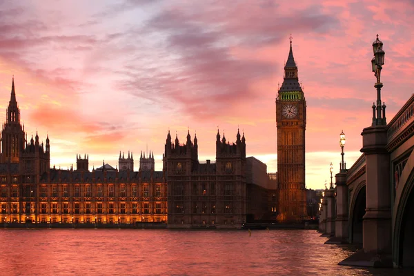 Berömda big ben på kvällen med bridge, london, england — Stockfoto