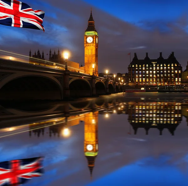 Famoso Big Ben à noite com ponte, Londres, Inglaterra — Fotografia de Stock