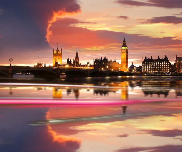Вечер Биг-Бена с мостом, Лондон, Англия — стоковое фото