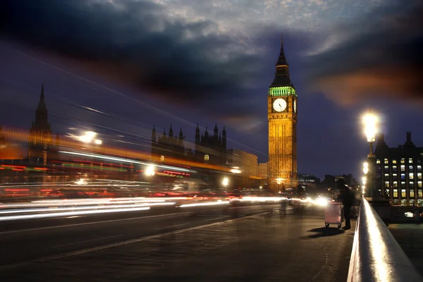 Famoso Big Ben en la noche con puente, Londres, Inglaterra — Foto de Stock
