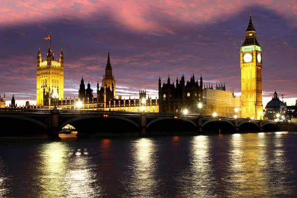 Famoso Big Ben la sera con ponte, Londra, Inghilterra — Foto Stock