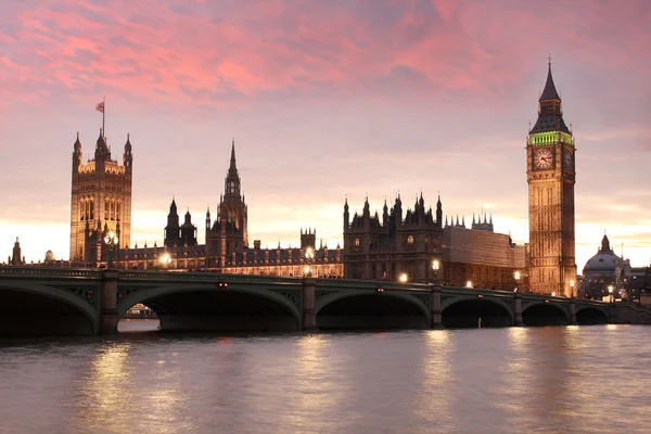 Slavný big ben v večer s bridge, Londýn, Anglie — Stock fotografie