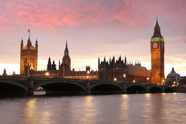 ブリッジ、ロンドン、イングランドと夕方には有名なビッグベン — ストック写真