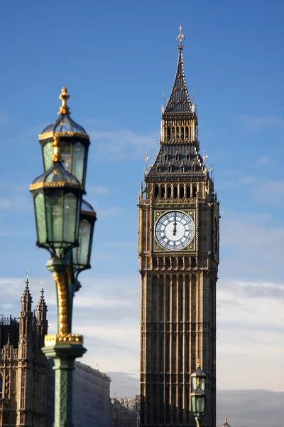 Famoso Big Ben en la noche con puente, Londres, Inglaterra — Foto de Stock