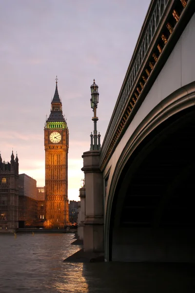 Famoso Big Ben la sera con ponte, Londra, Inghilterra — Foto Stock