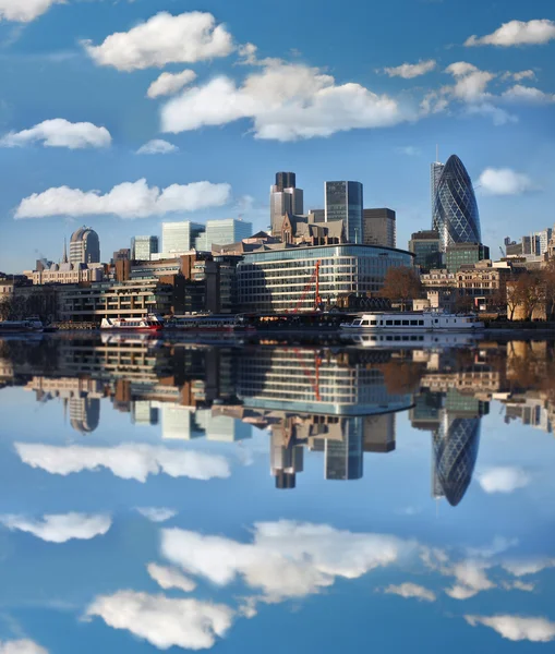 Londres com arranha-céus modernos na Inglaterra — Fotografia de Stock