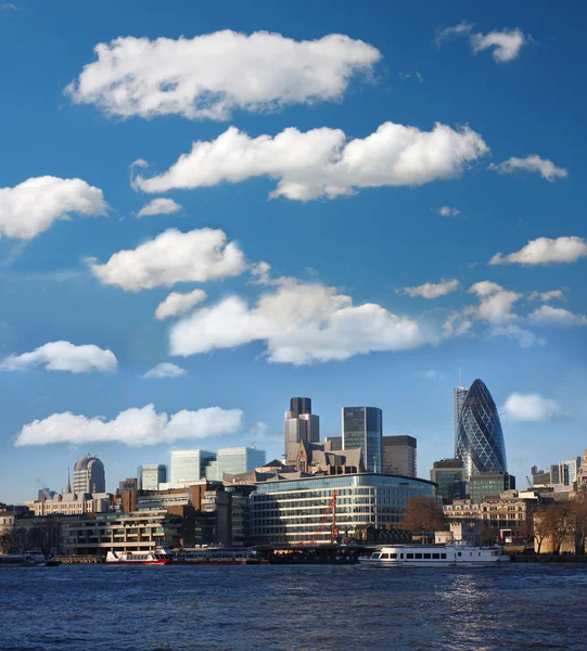 Лондон с современным небоскребом в Англии — стоковое фото