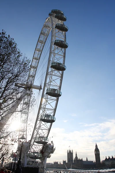 Mañana en Londres. London eye, County Hall, Westminster Bridge, Big Ben y Casas del Parlamento. — Foto de Stock