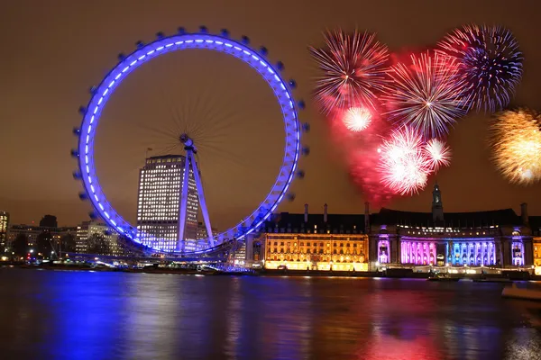 ロンドン ロンドン ・ アイと花火、イギリス — ストック写真