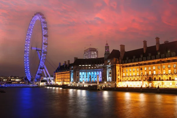 Londyn rano. Londyńskie oko, County Hall, Westminster Bridge, Big Ben i Houses of Parliament. — Zdjęcie stockowe
