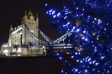Tower bridge ile havai fişek, Londra, İngiltere'de yeni yıl kutlamaları