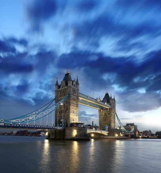 Berühmte Tower Bridge, London, Großbritannien — Stockfoto