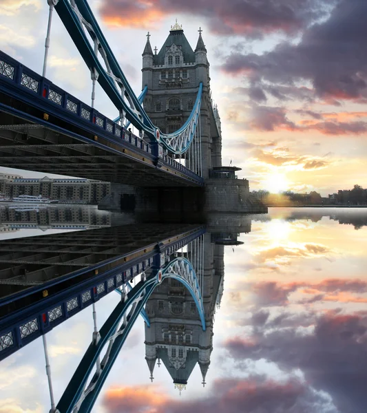 Slavný tower bridge, Londýn, Velká Británie — Stock fotografie