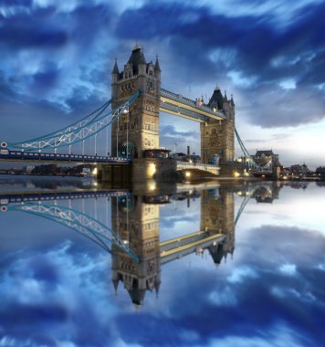 Kule Köprüsü, Londra, İngiltere'de Nehri üzerinde tekne ile