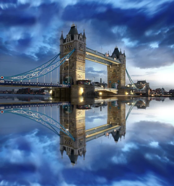 Γέφυρα του Πύργου με βάρκα στον ποταμό στο Λονδίνο, Ηνωμένο Βασίλειο — Φωτογραφία Αρχείου