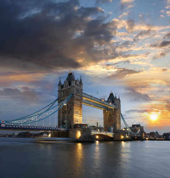 Wieczorem słynny Tower Bridge, Londyn, Anglia — Zdjęcie stockowe