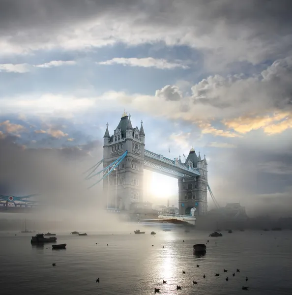 Tower bridge z mgły, Londyn, Wielka Brytania — Zdjęcie stockowe