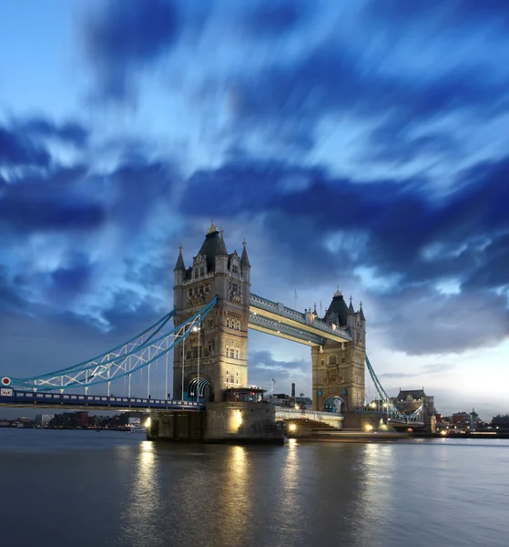 Famous Tower Bridge på kvällen, London, England — Stockfoto