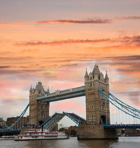 Wieczorem słynny Tower Bridge, Londyn, Anglia — Zdjęcie stockowe